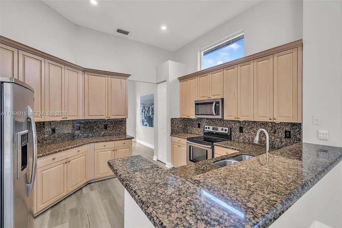 5 bed, 5.0 bath, 3287 sqft, $5,900 — Photo 1