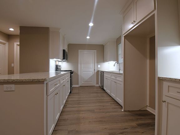 5th image of 1920 W Oakwood St