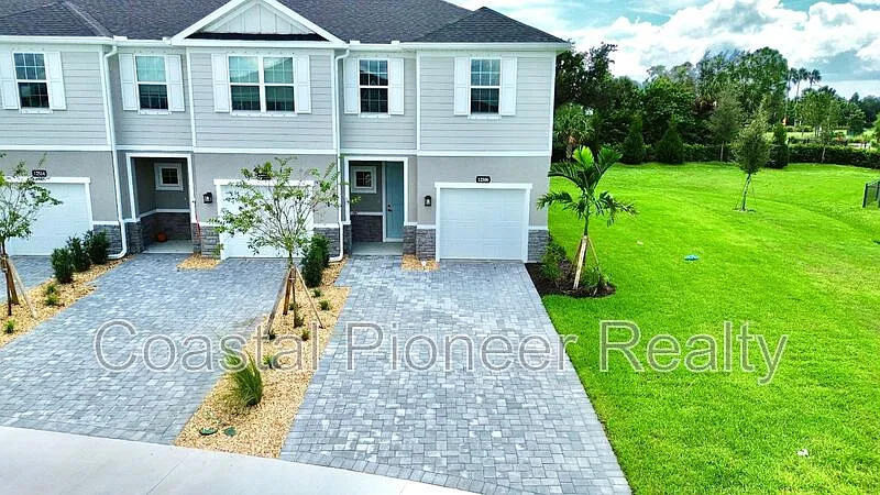 3 bed, 2.5 bath, 1600 sqft, $2,595 — Photo 2