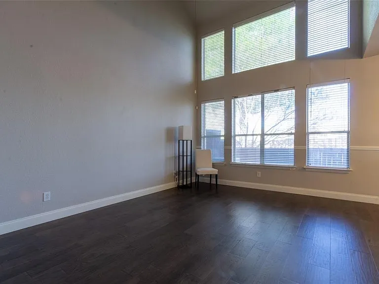 10008 Dryden Ln — Photo 3