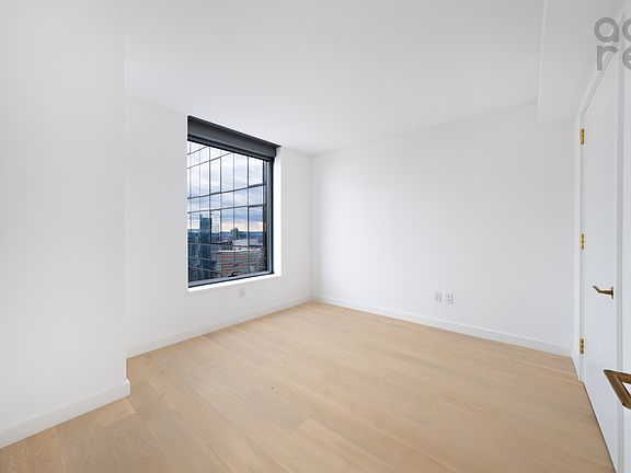4th image of 3 Court Sq APT 4705