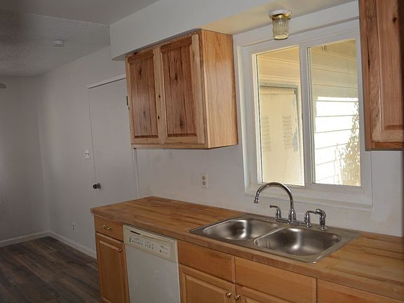 4th image of 1941 Leslie Ave