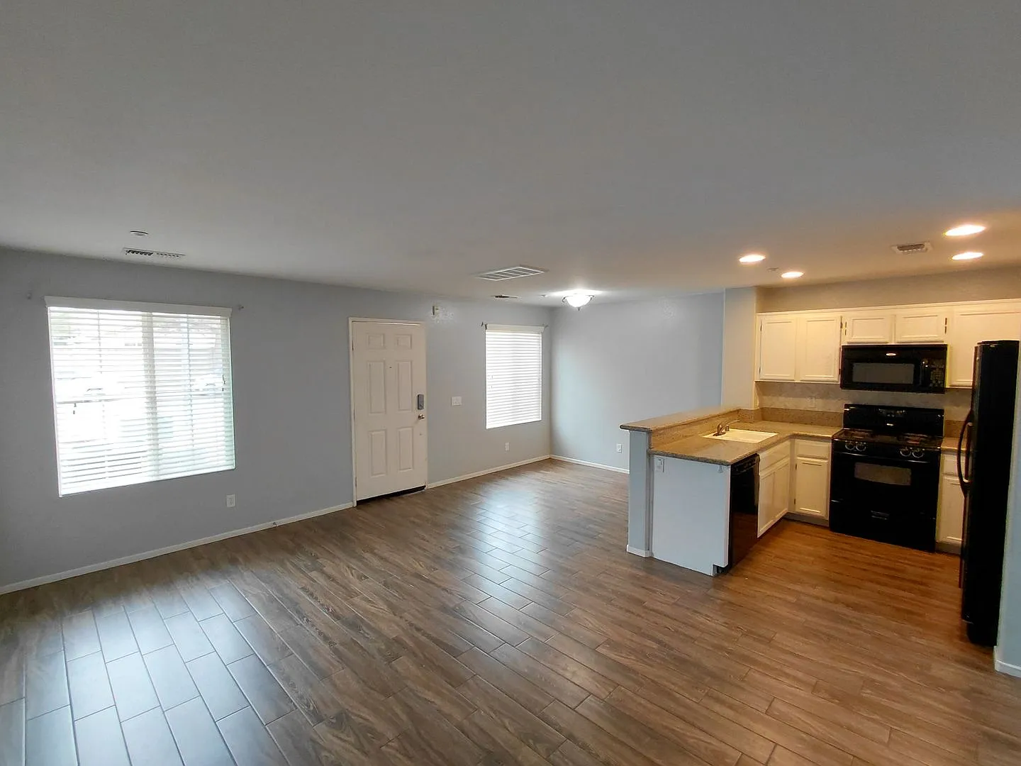 Move-In Ready 2BR / 2.5BA Condo for Rent Villas Serena — Photo 3