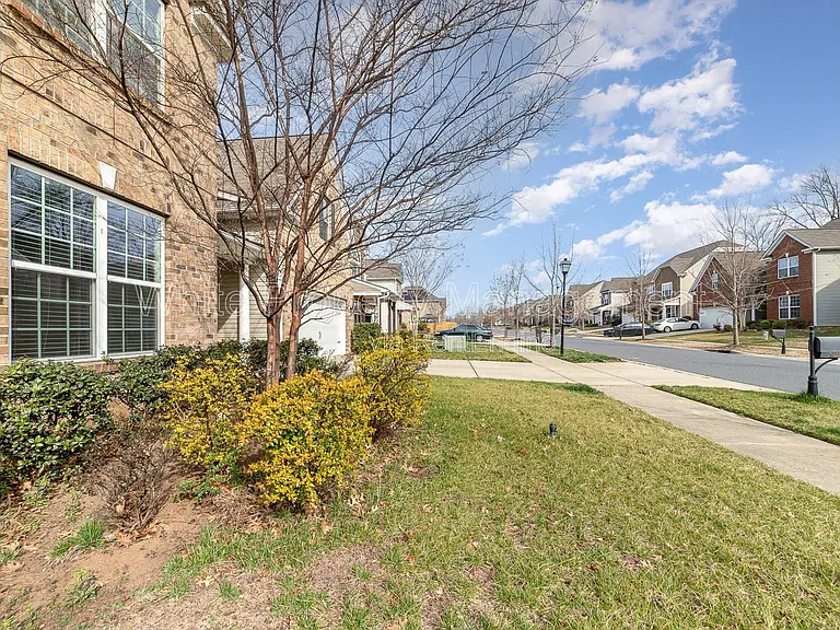 7922 Kelburn Ln — Photo 2