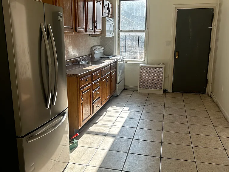 160 W Sandford Blvd #1R — Photo 1