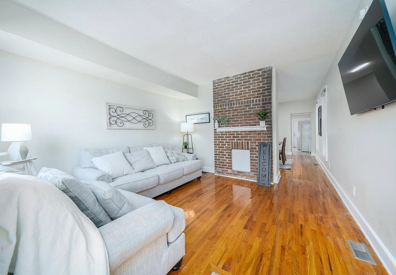 3 bed, 1.5 bath, $1,656 — Photo 2