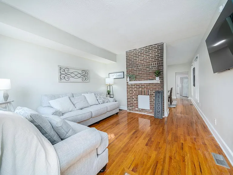 1363 Indianola Ave — Photo 2