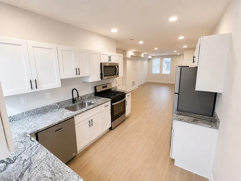 432 Bonsal St — Photo 4