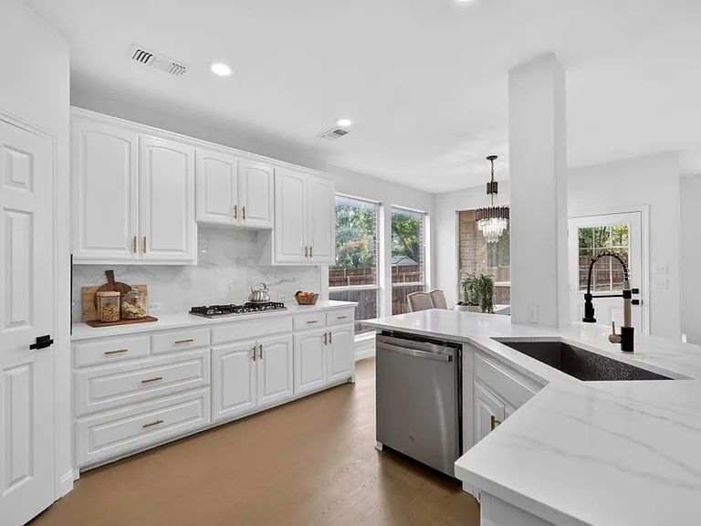 1709 Stapleton Dr — Photo 7