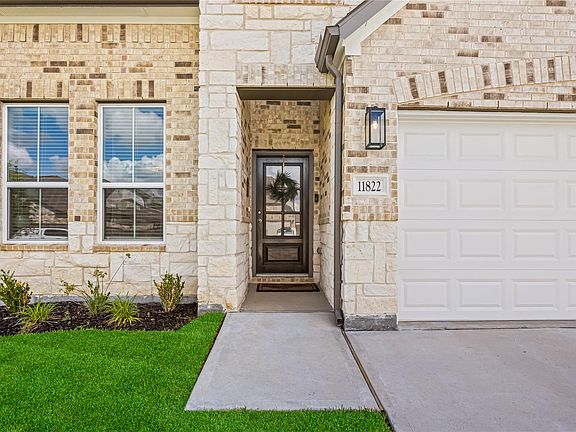 3rd image of 11822 Maple Oak Dr