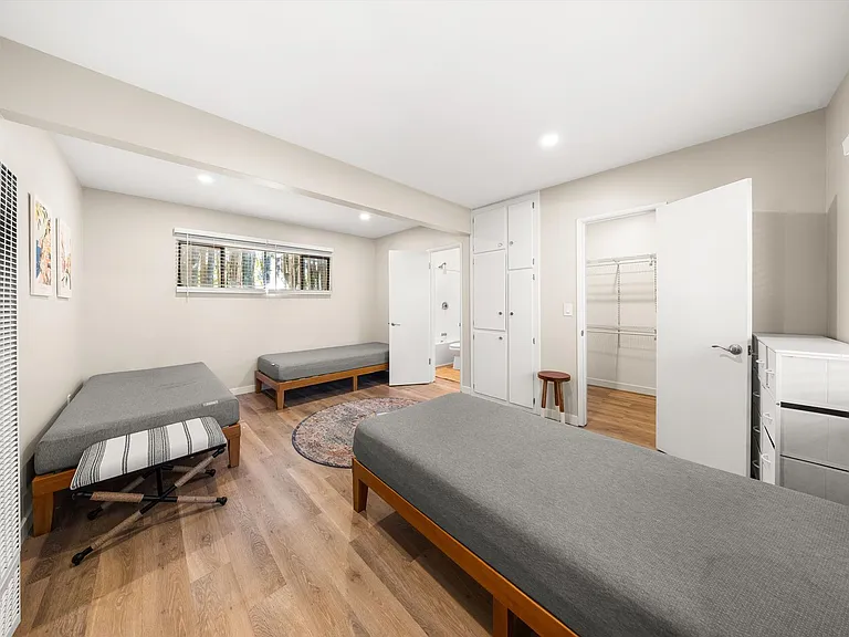 221 Bath St — Photo 22