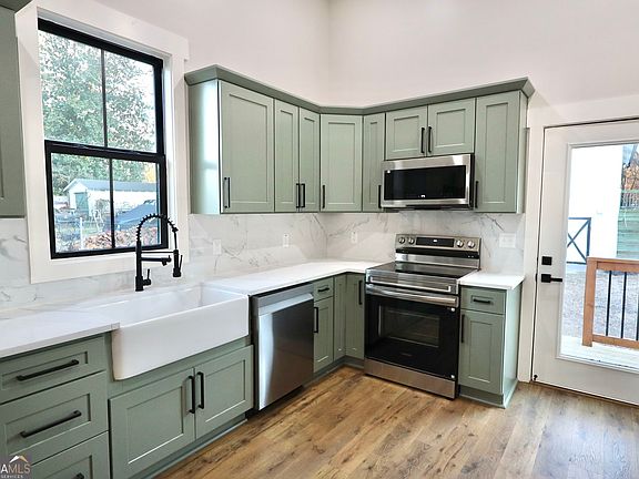 3rd image of 509 College St