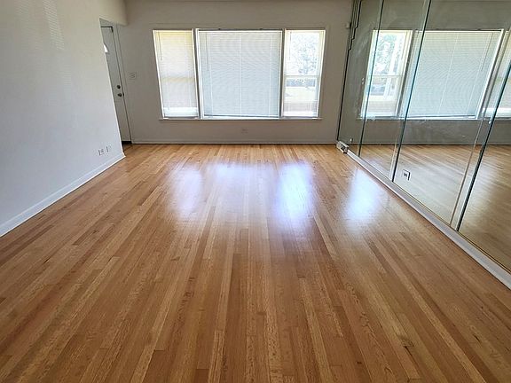 3rd image of 435 Crandon Ave