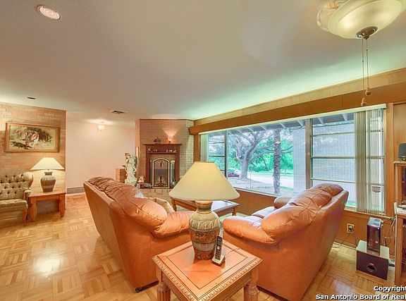 4th image of 223 E Woodlake Dr
