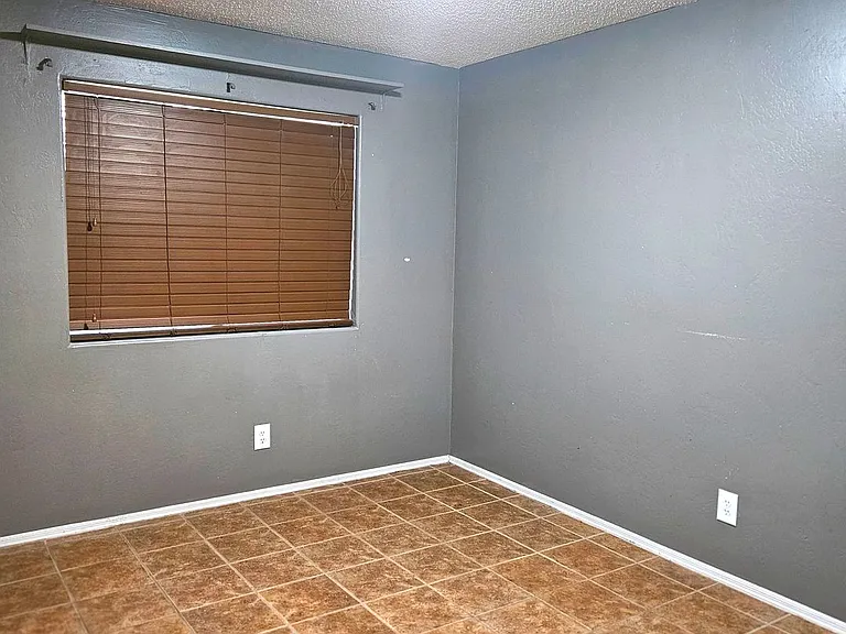 1325 S 28th Dr — Photo 22