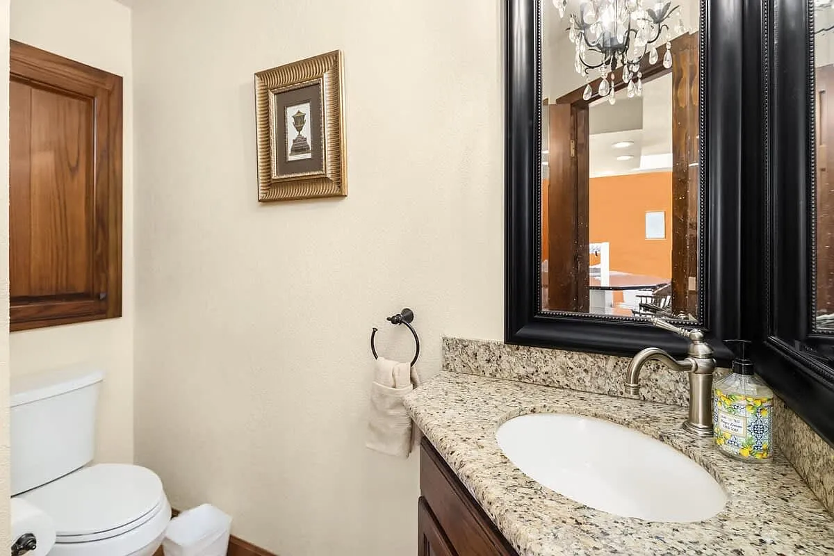 4 bed, 2.5 bath, 3420 sqft, $8,000 — Photo 2