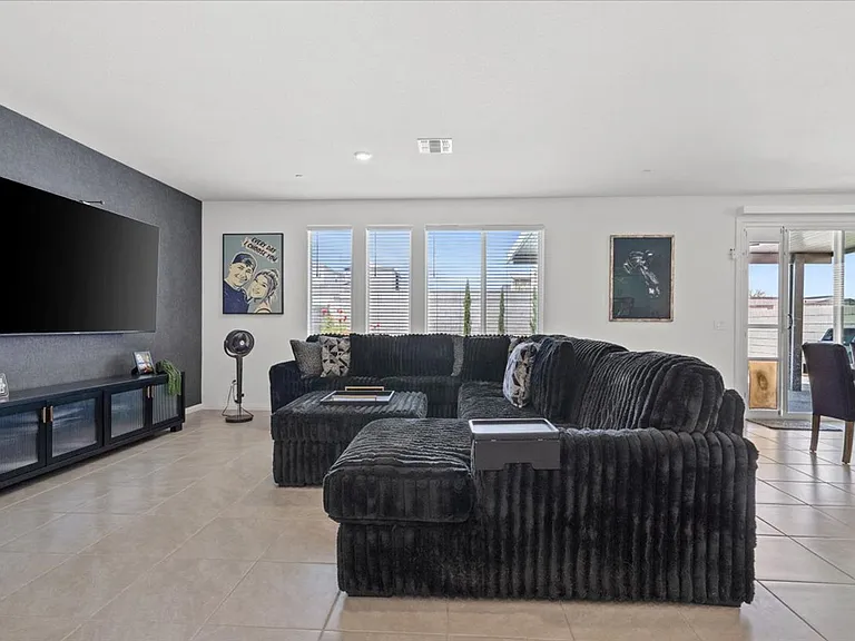 10021 Locking Biner Ave — Photo 3