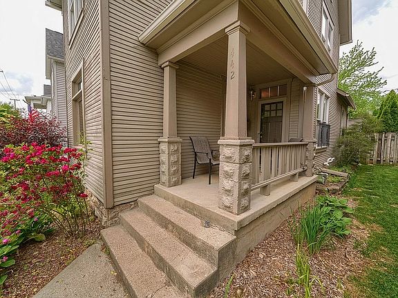2nd image of 442 W 1st Ave