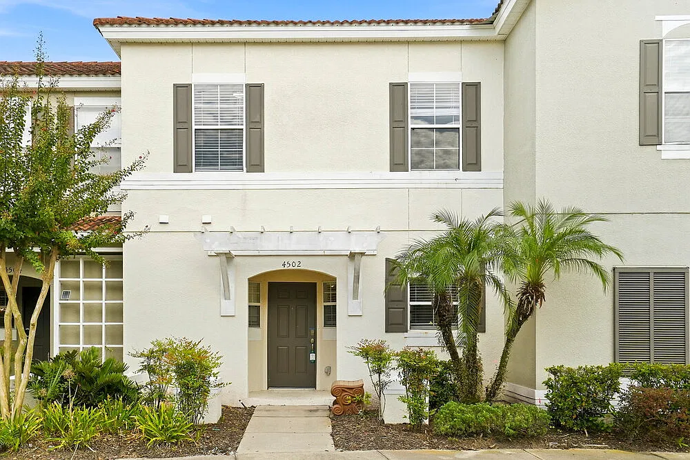 3 bed, 2.5 bath, 1295 sqft, $1,810 — Photo 1