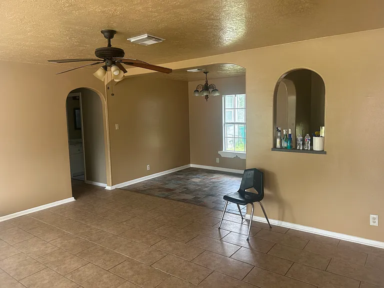 516 Mobile Dr — Photo 3