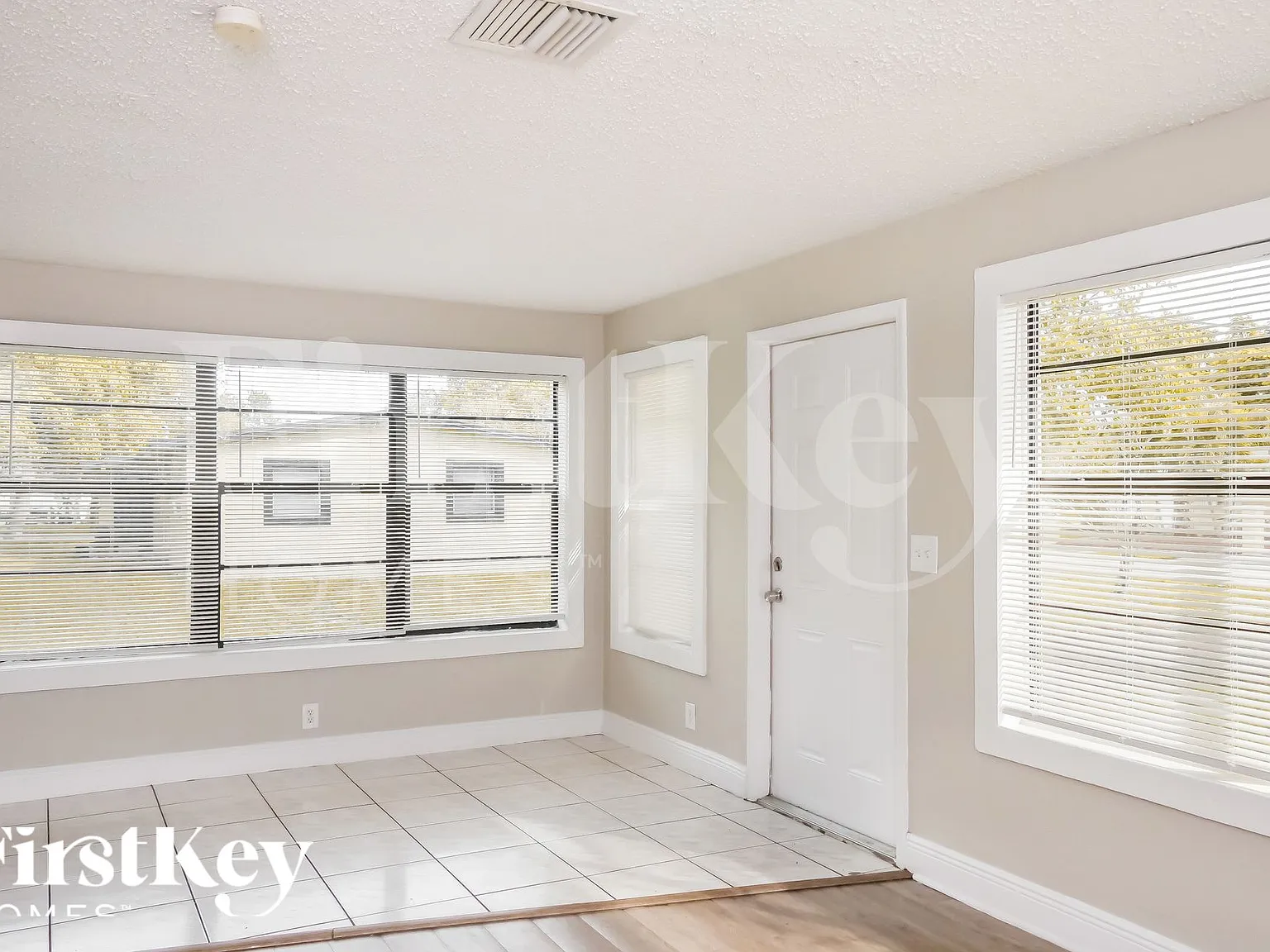 3 bed, 2.0 bath, 1358 sqft, $2,955 — Photo 4