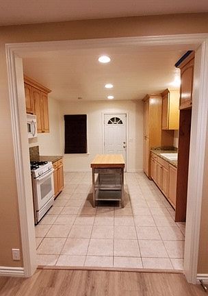 3rd image of 6733 Glade Ave