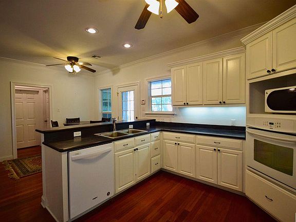 great eat-in kitchen with all appliances