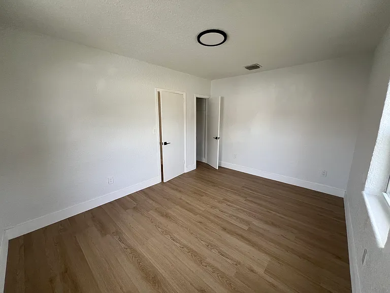 1122 N 17th Ct — Photo 5