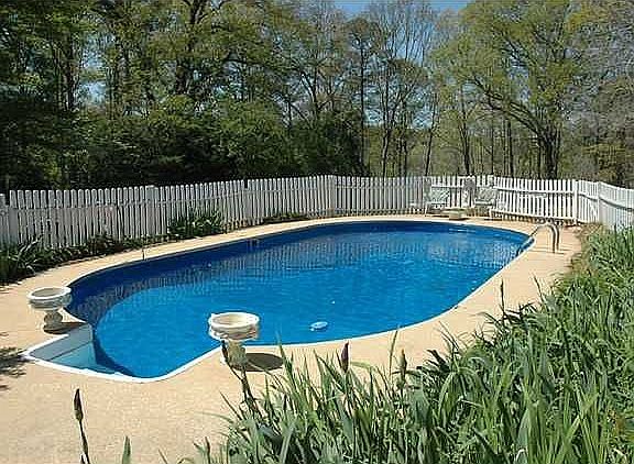 Sparkling Inground Pool !