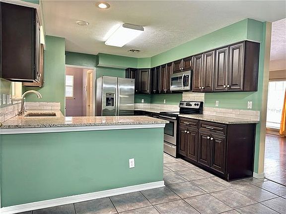 5th image of 10 Woodlawn Dr
