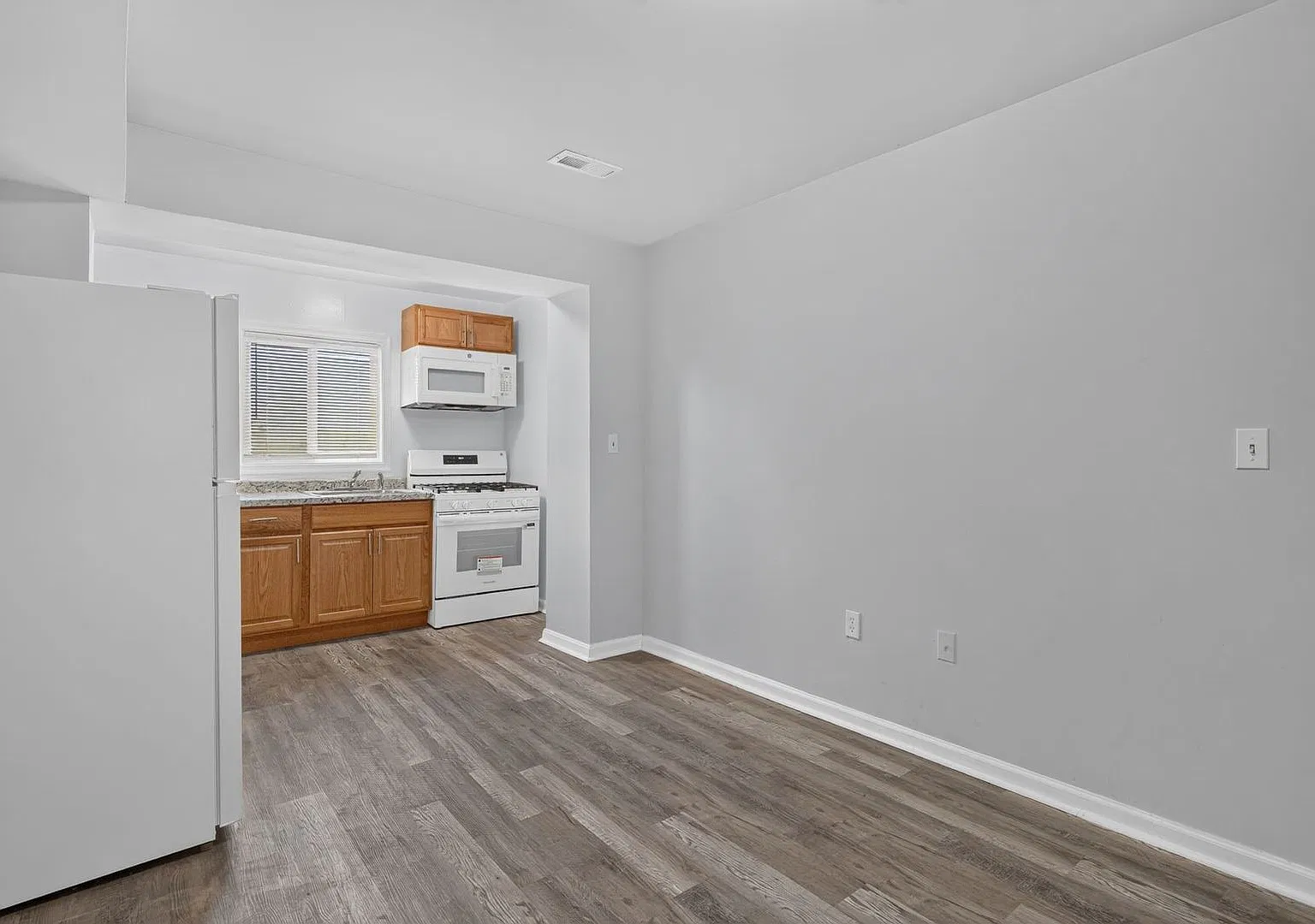Well Appointed 3BR/1BA units with CAC and in-unit Washer and Dryers — Photo 3