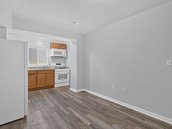 3rd image of 201 57th St NE APT 1