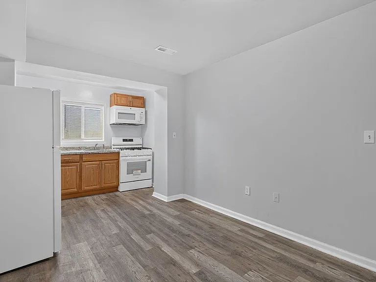 201 57th St NE — Photo 3