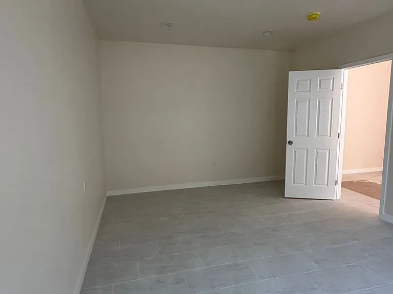 1039 N Liberty Ln — Photo 3