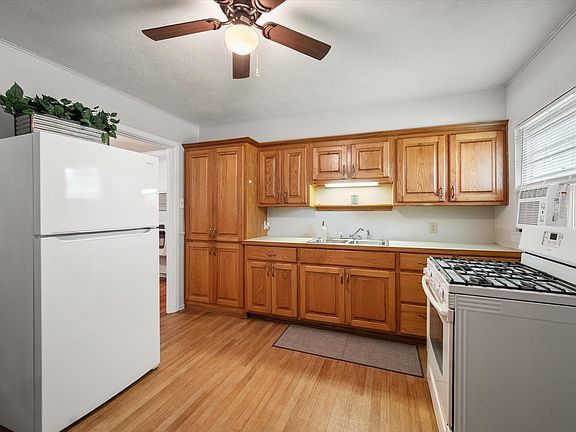 5th image of 2909 W Collin St