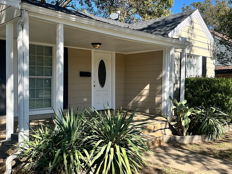 1143 Wilbur St — Photo 3
