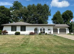 617 Van Oaks Dr, Amherst, OH 44001