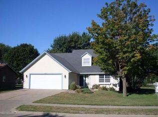 1563 W 3rd St, Pella, IA 50219
