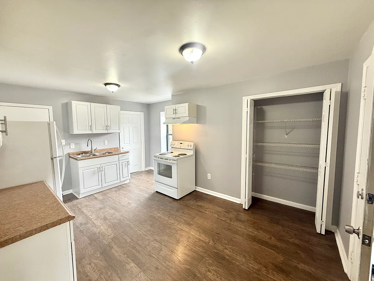 Building Photo - 429 3rd St