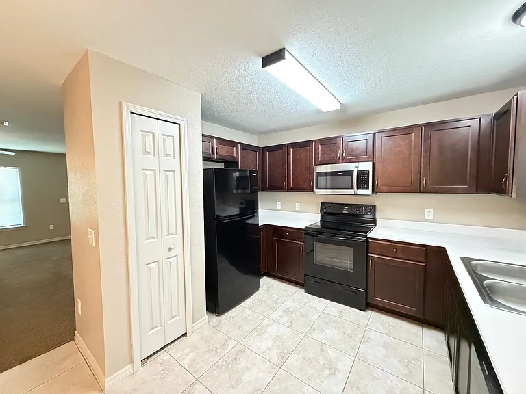 2209 SW 156th Loop — Photo 5