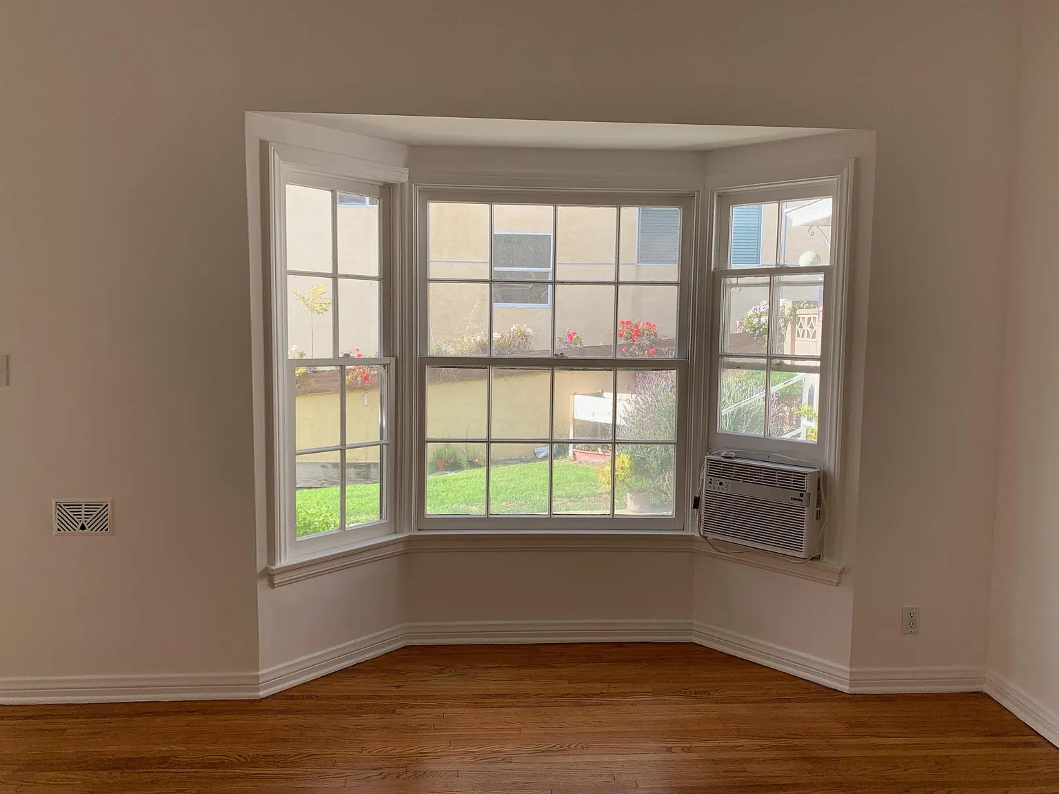 1640 Malcolm Ave — Photo 4