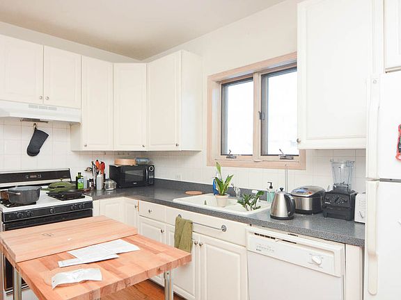 3rd image of 1112 N Marshfield Ave APT 3