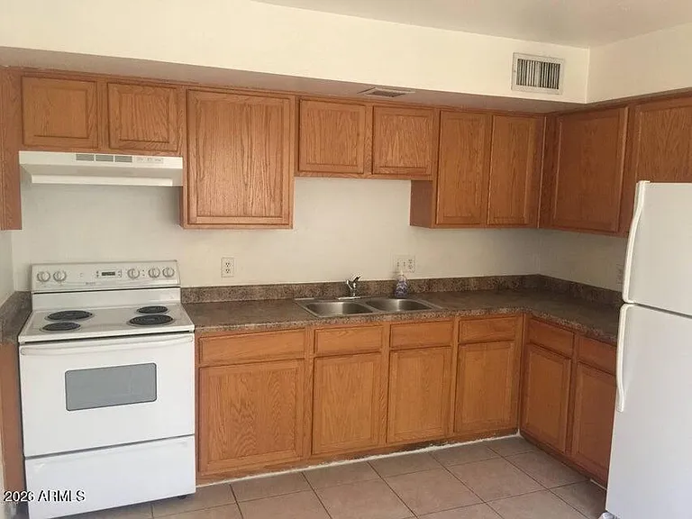 1233 E Henry St #B — Photo 3
