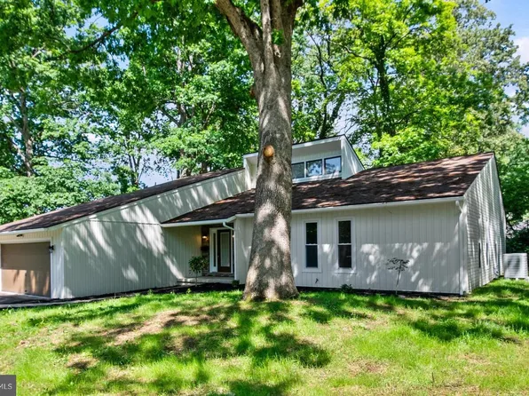 40 Cedarwood Rd, Wyomissing, PA 19610