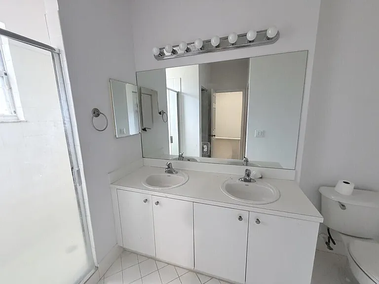 933 NE 42nd Ave — Photo 11