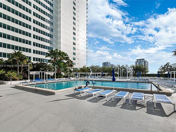 5th image of 1800 N Bayshore Dr APT 4108