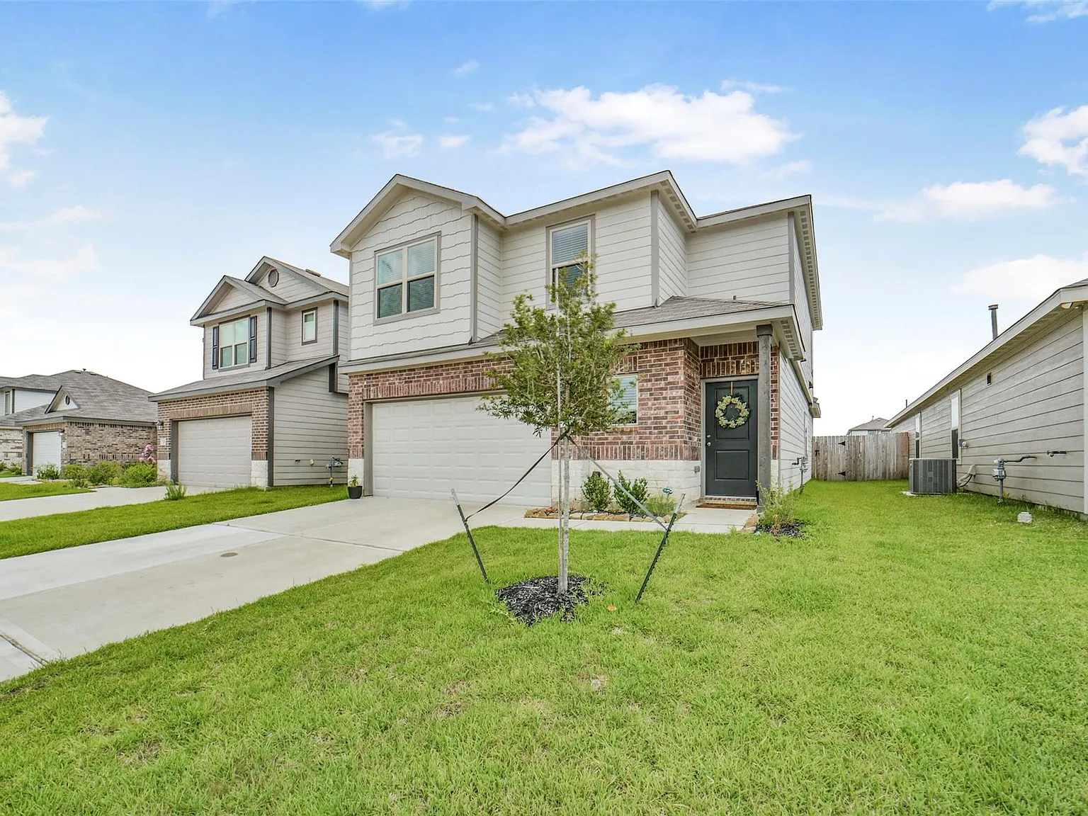 4 bed, 2.5 bath, 2243 sqft, $2,400 — Photo 2