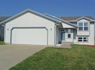 1731 SW Valley View Ct, Topeka, KS 66615