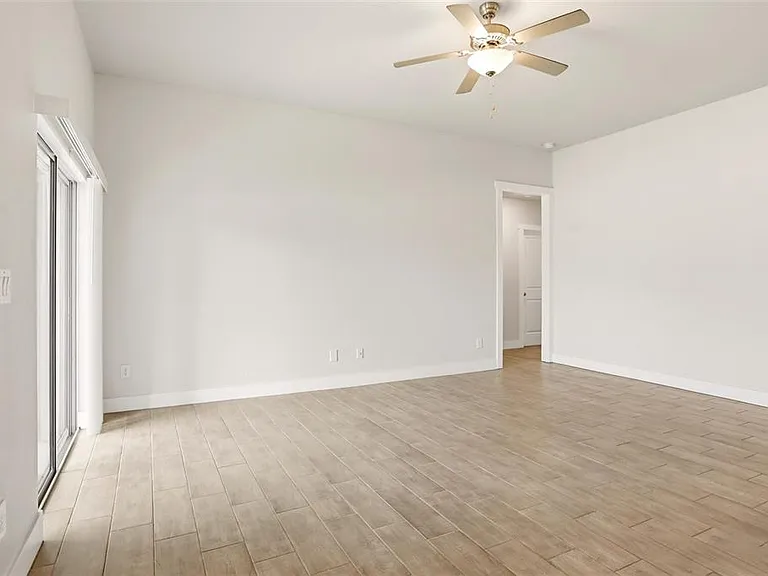 870 Columbia St — Photo 6
