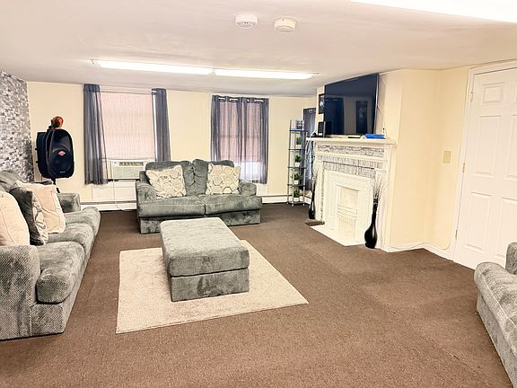 2nd image of 636 Main St APT 4